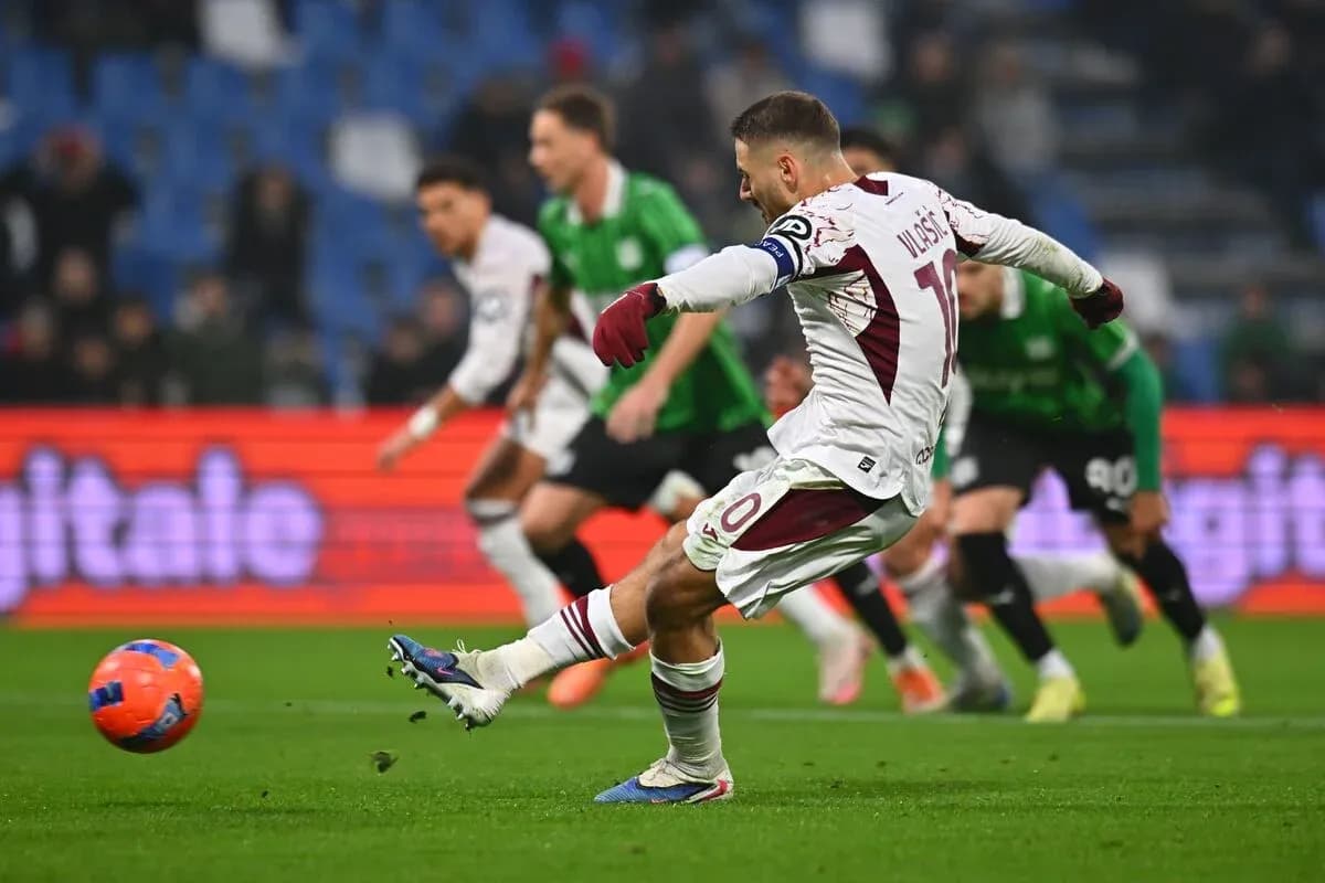 Jugador de Torino lanzando un penalti Jugador de Torino lanzando un penalti
