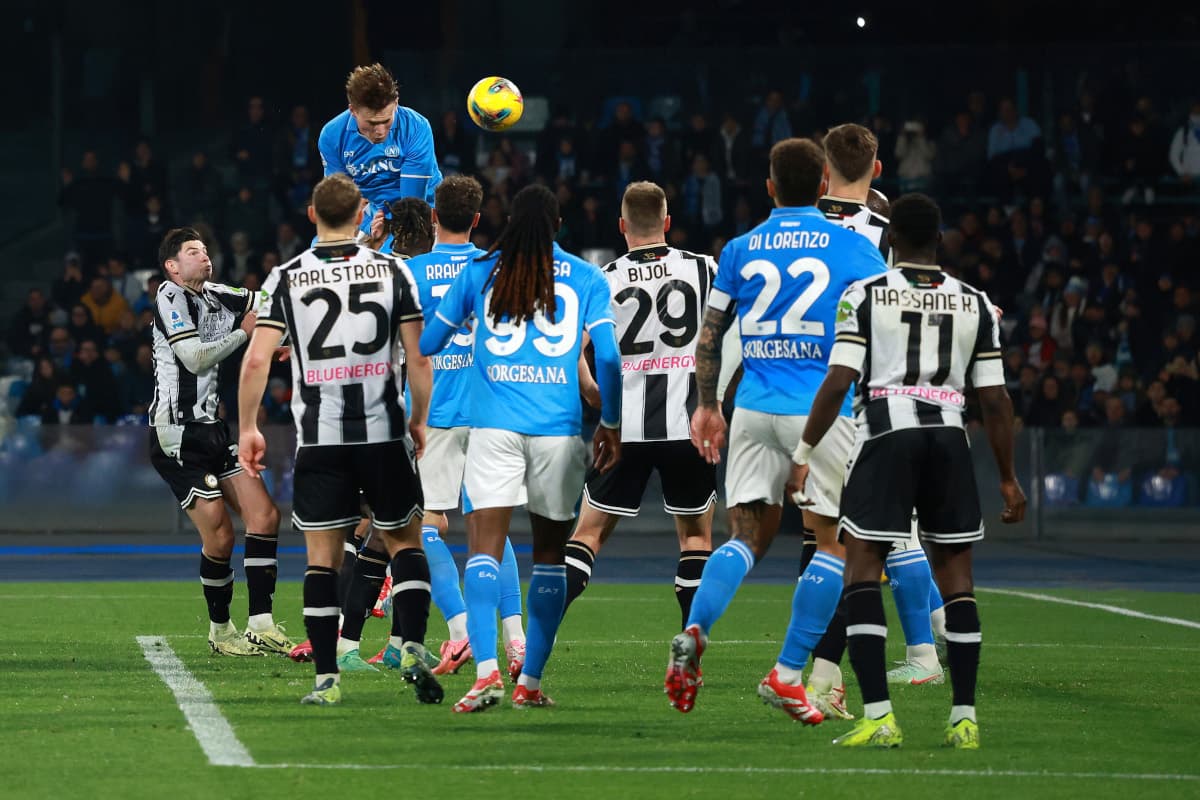 Jugador de Napoli cabeceando el balón en partido Jugador de Napoli cabeceando el balón en partido