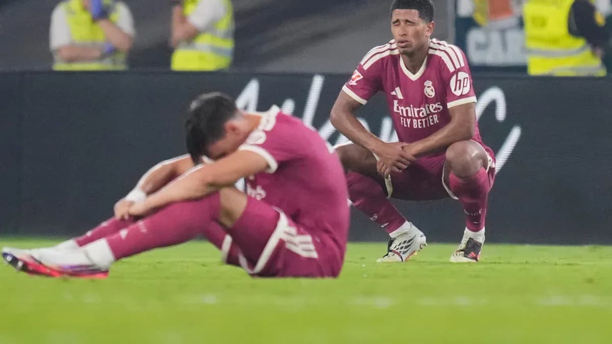 Jugadores de Real Madrid decepcionados en el campo Jugadores de Real Madrid decepcionados en el campo