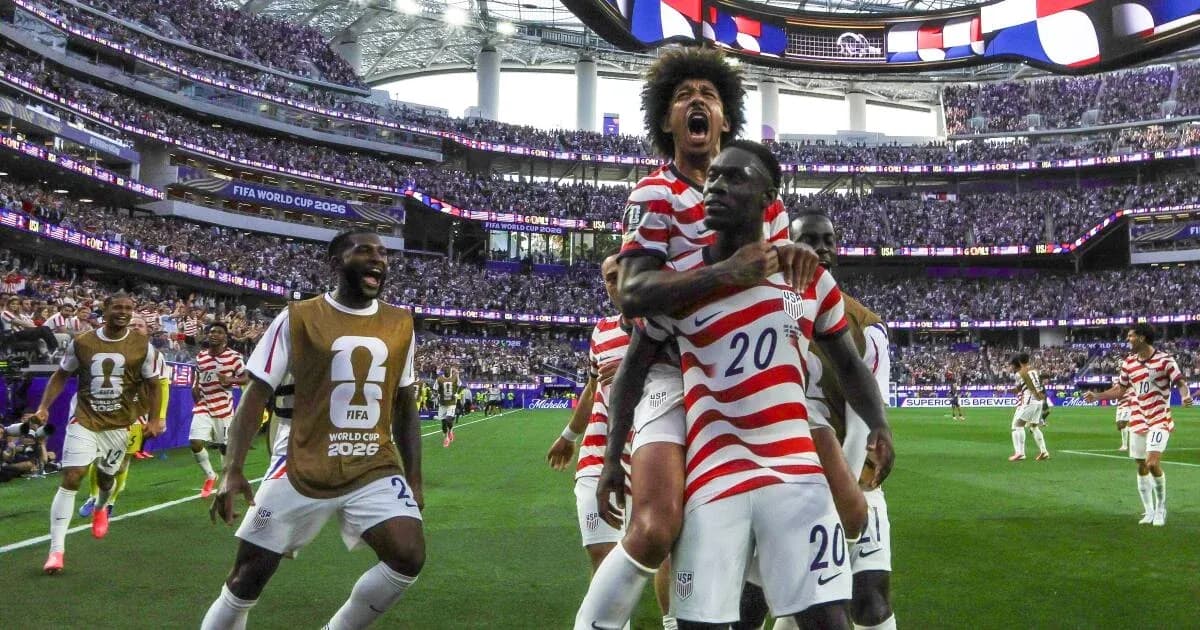 Jugadores de Estados Unidos celebrando un gol en Mundial Jugadores de Estados Unidos celebrando un gol en Mundial