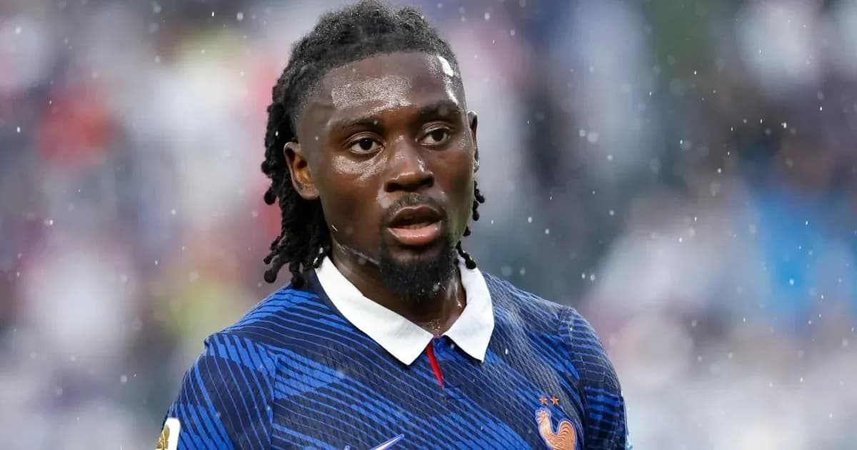 Jugador de Francia en el campo bajo la lluvia Jugador de Francia en el campo bajo la lluvia