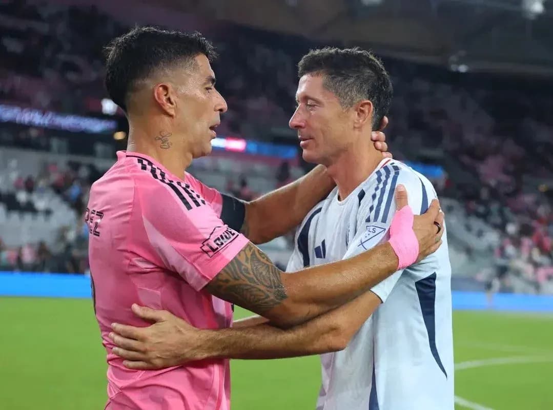 Dos jugadores se abrazan después del partido Dos jugadores se abrazan después del partido