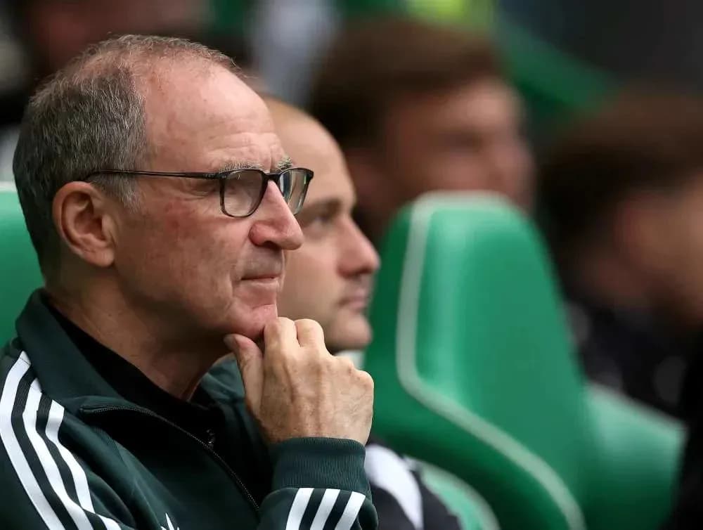 Entrenador observando el partido desde el banquillo Entrenador observando el partido desde el banquillo
