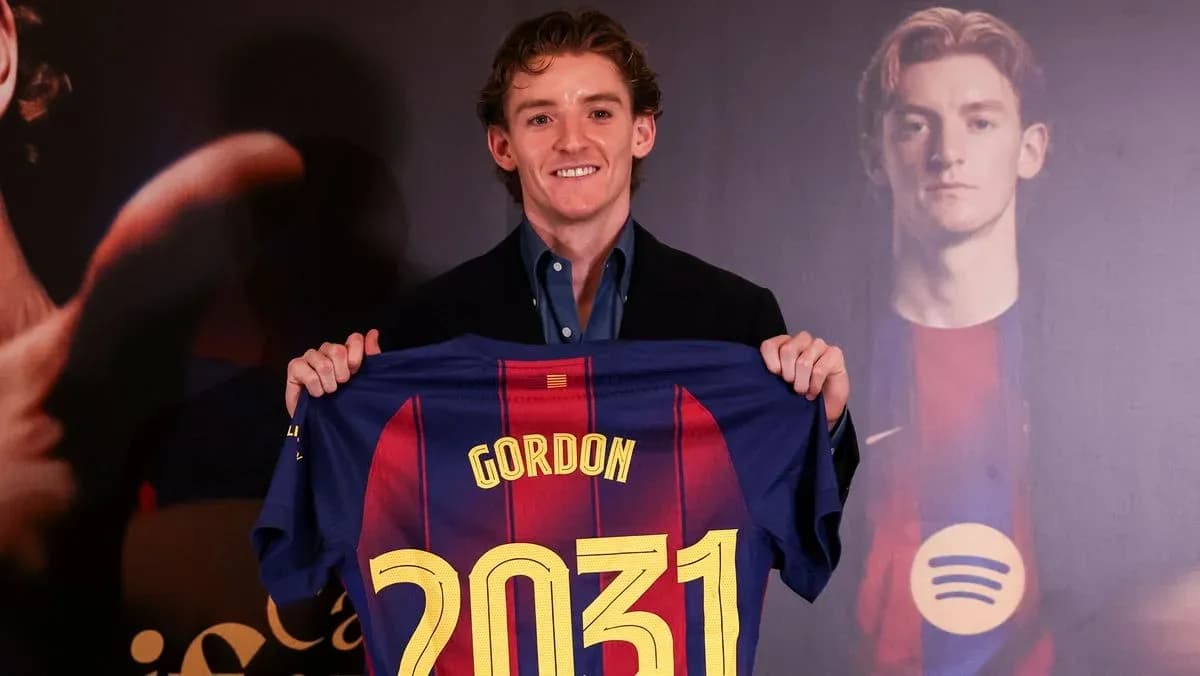 Jugador presenta camiseta del FC Barcelona con nombre Jugador presenta camiseta del FC Barcelona con nombre