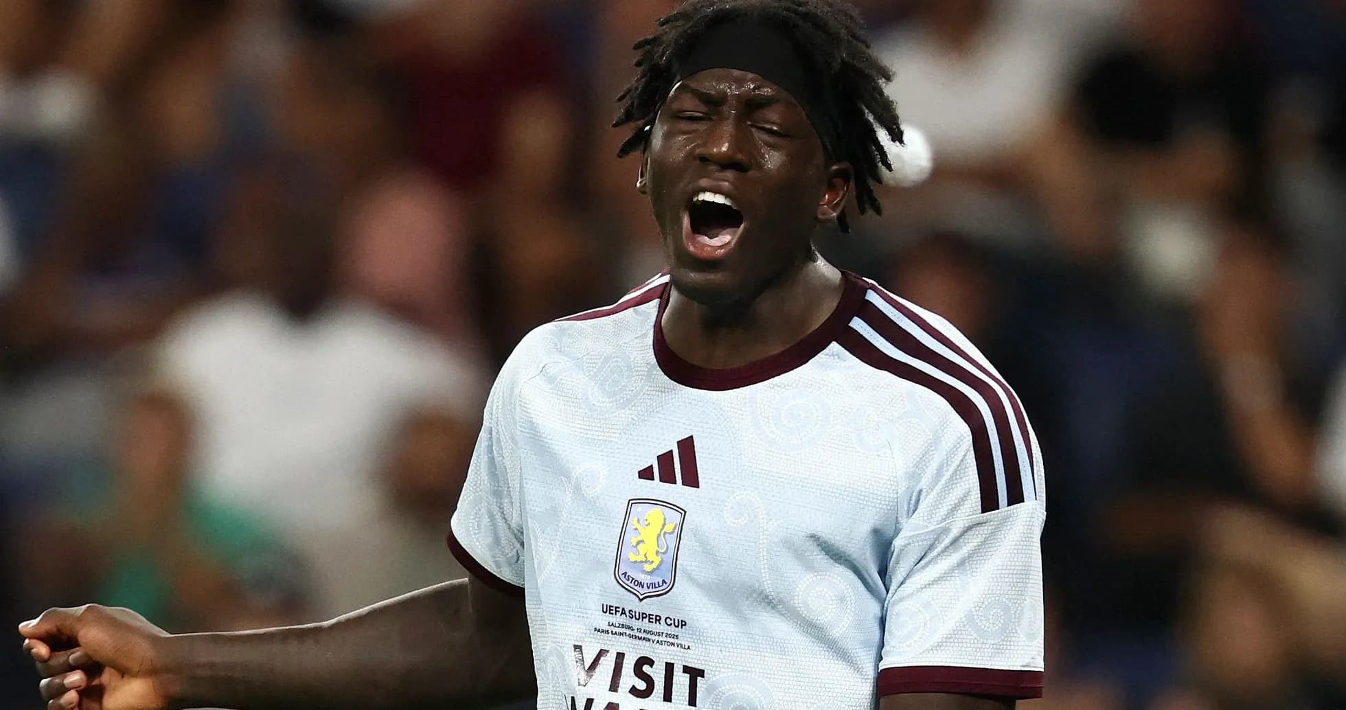 Jugador de Aston Villa gritando durante un partido Jugador de Aston Villa gritando durante un partido