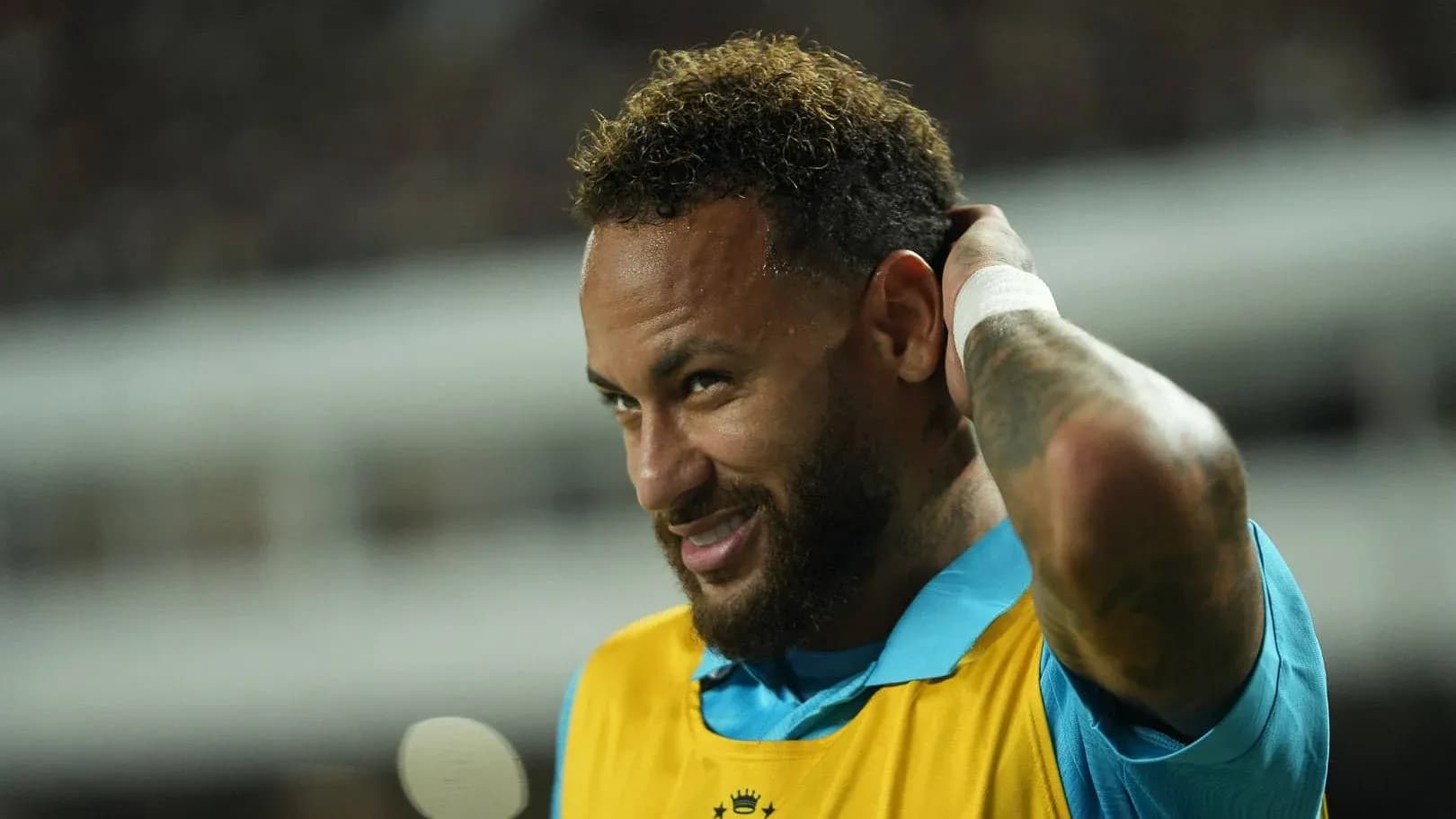 Jugador en el banquillo ajustándose la camiseta Jugador en el banquillo ajustándose la camiseta