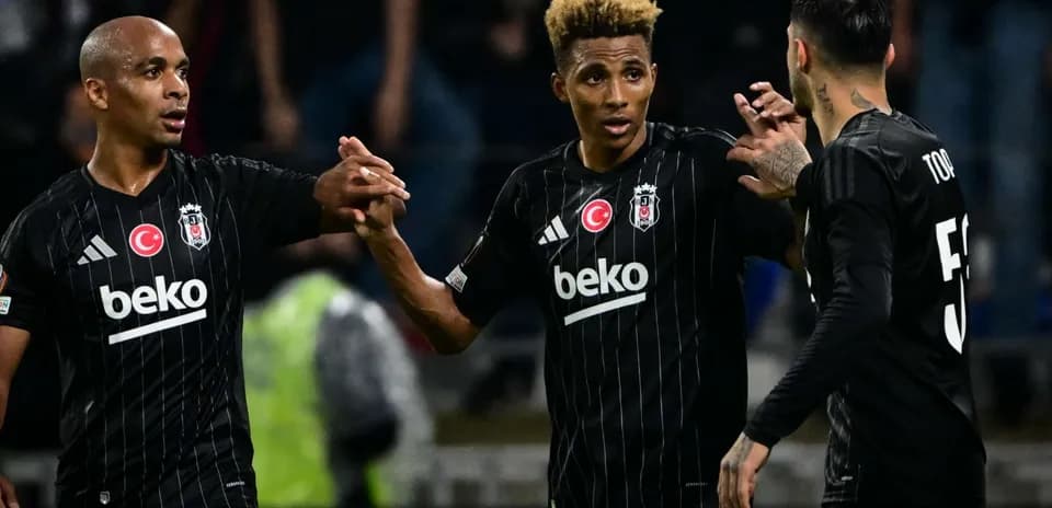 Jugadores de Beşiktaş celebrando un gol Jugadores de Beşiktaş celebrando un gol