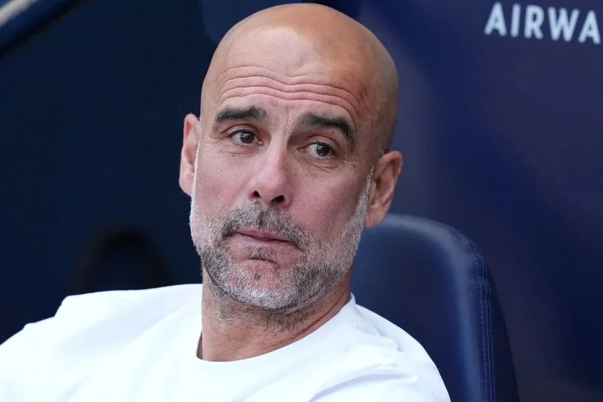 Entrenador observando desde el banquillo durante el partido Entrenador observando desde el banquillo durante el partido