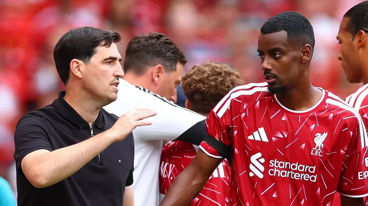 Entrenador hablando con jugador del Liverpool antes del partido Entrenador hablando con jugador del Liverpool antes del partido