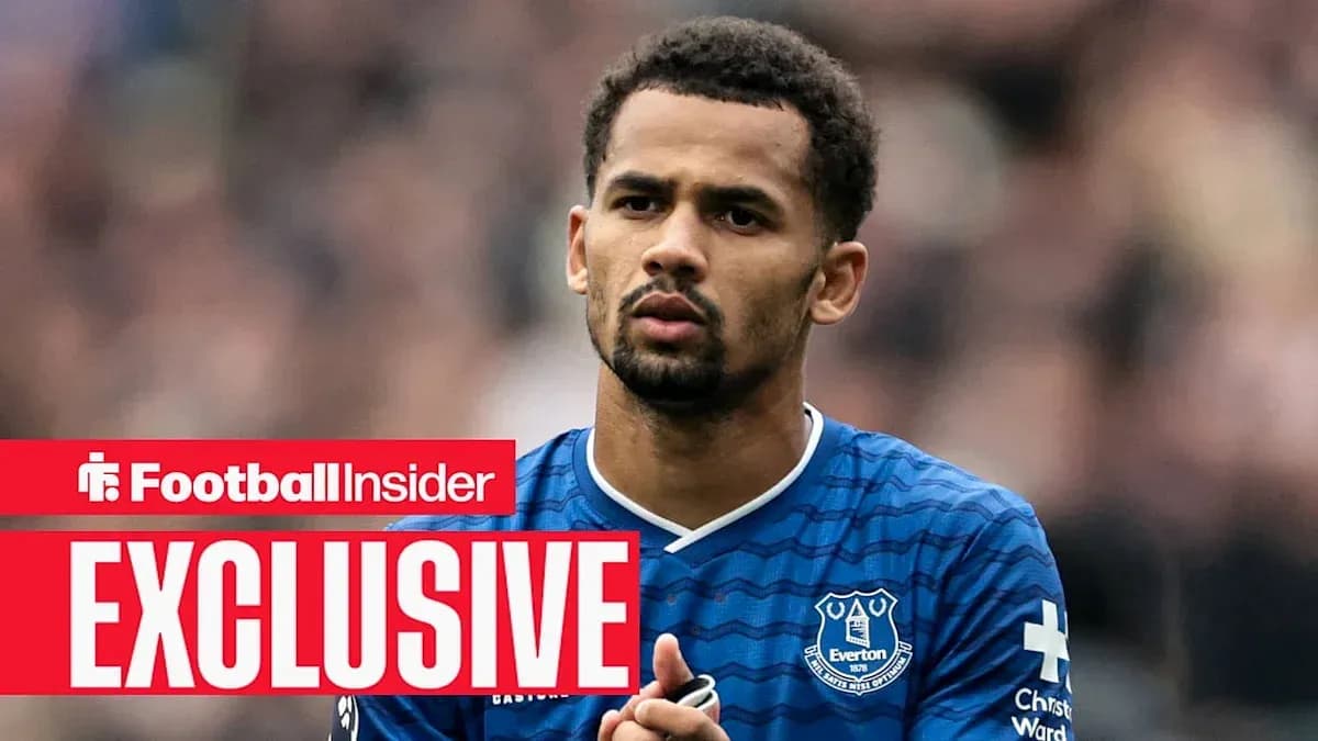 Jugador de Everton con camiseta azul en el campo Jugador de Everton con camiseta azul en el campo