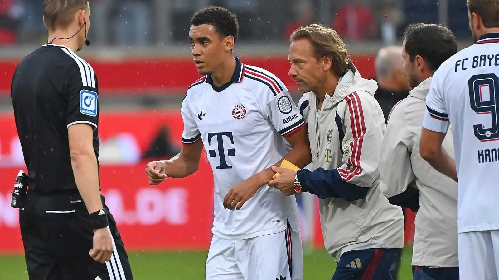 Jugador de Bayern siendo atendido por el personal médico Jugador de Bayern siendo atendido por el personal médico