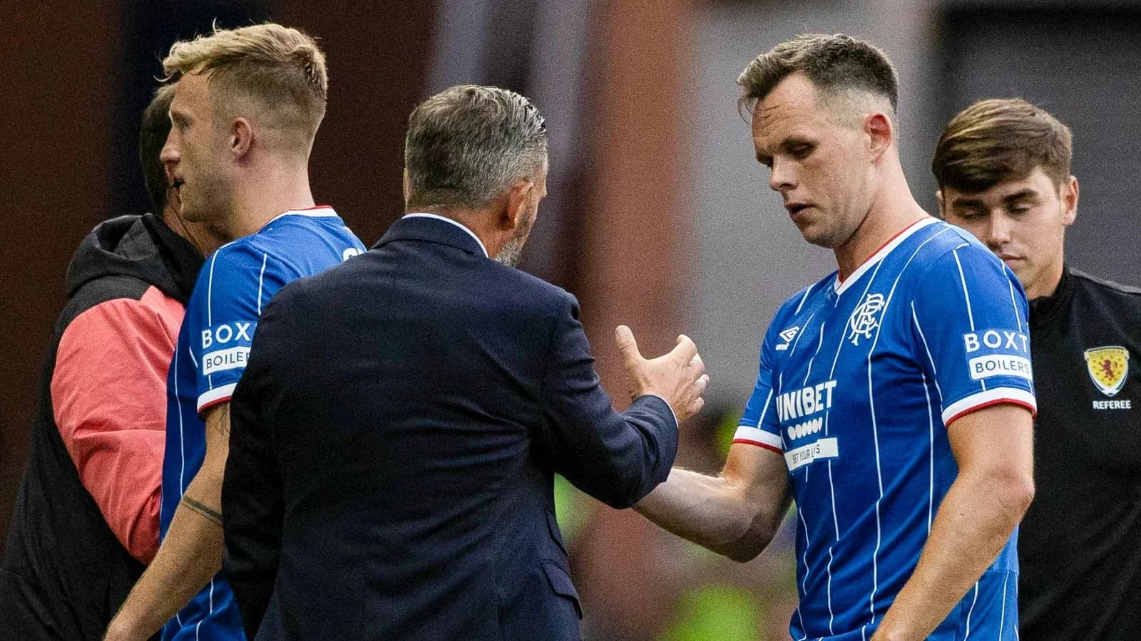 Jugadores de Rangers saludando al entrenador en el banquillo Jugadores de Rangers saludando al entrenador en el banquillo