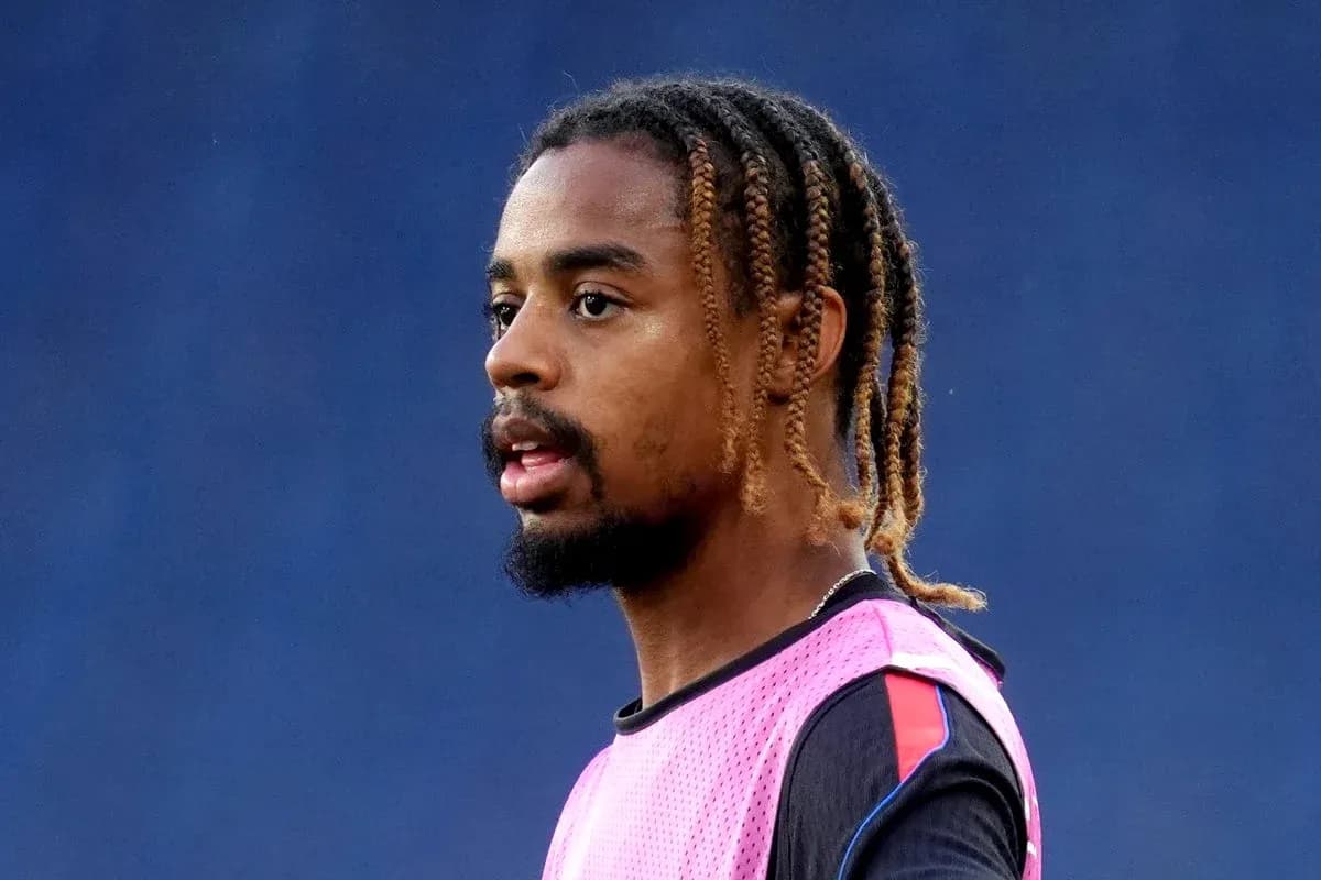 Jugador en entrenamiento con camiseta rosa y trenzas Jugador en entrenamiento con camiseta rosa y trenzas