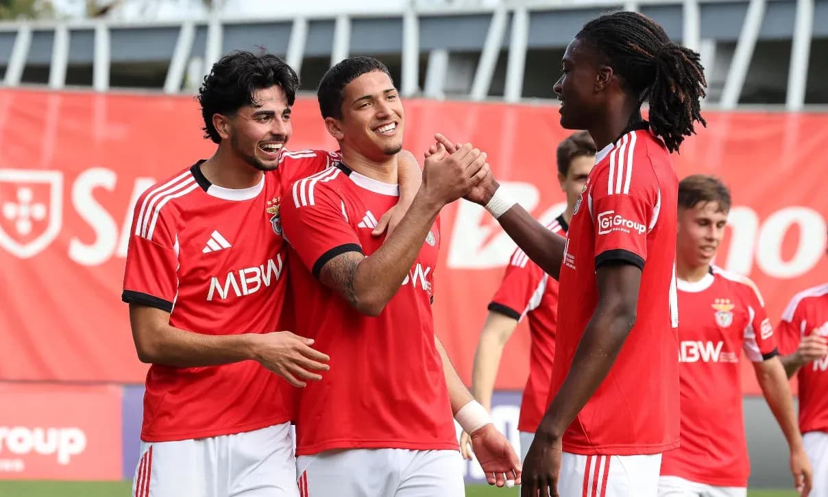 Jugadores de Benfica celebrando un gol Jugadores de Benfica celebrando un gol