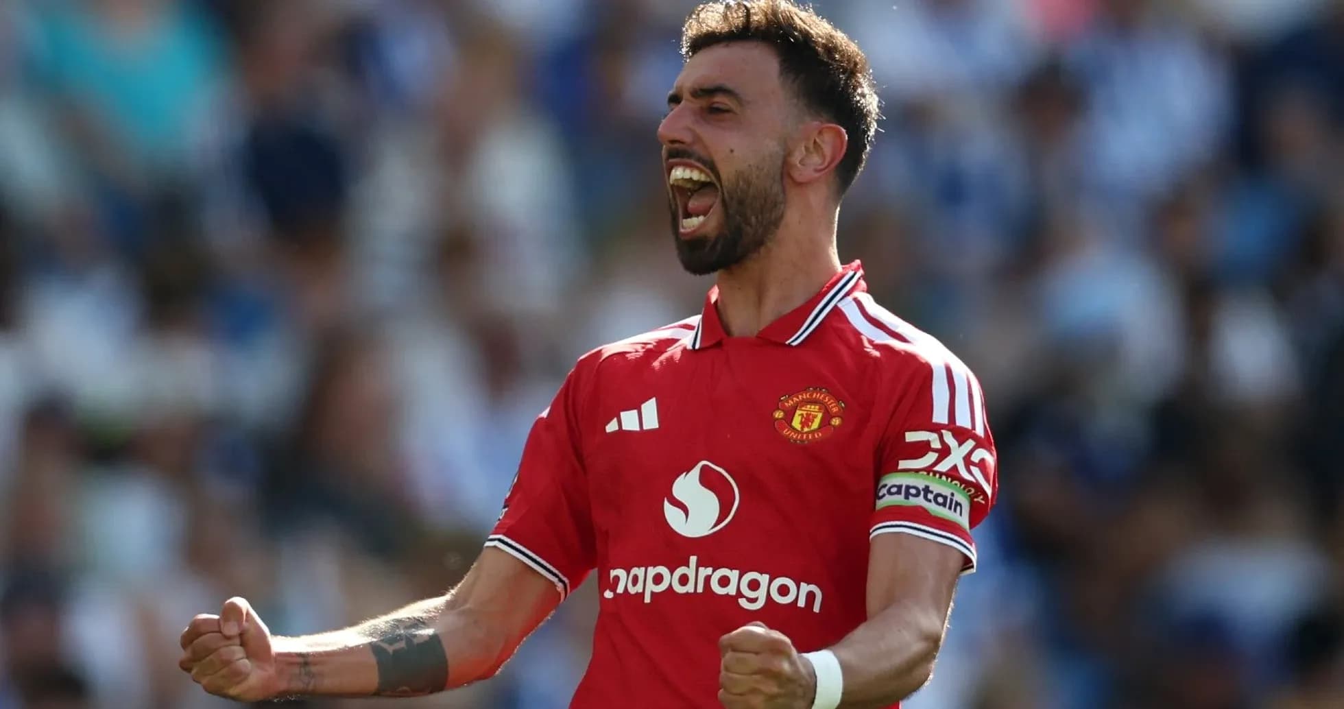 Jugador de Manchester United celebrando con entusiasmo Jugador de Manchester United celebrando con entusiasmo