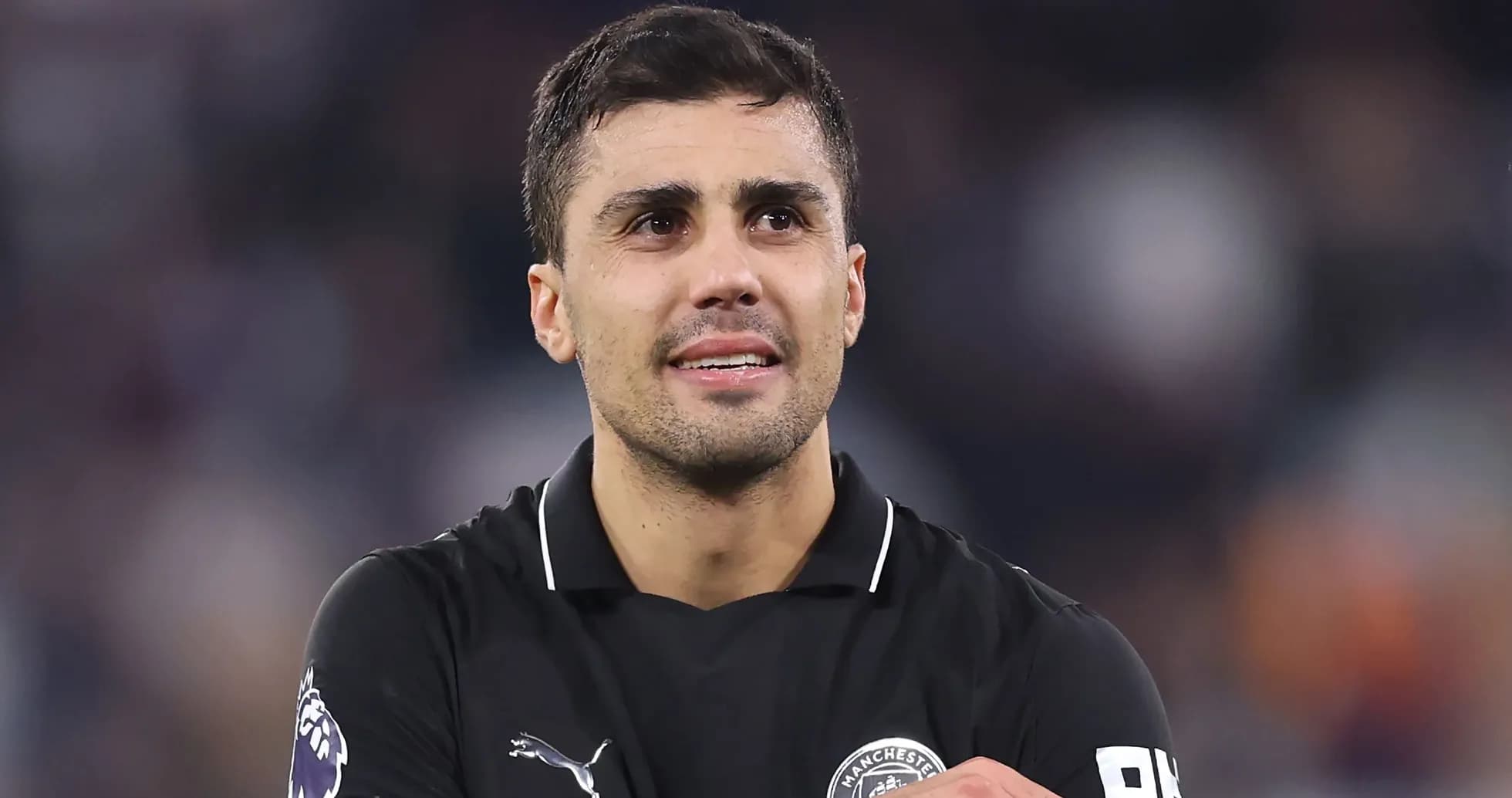 Jugador con camiseta negra en el campo de juego Jugador con camiseta negra en el campo de juego