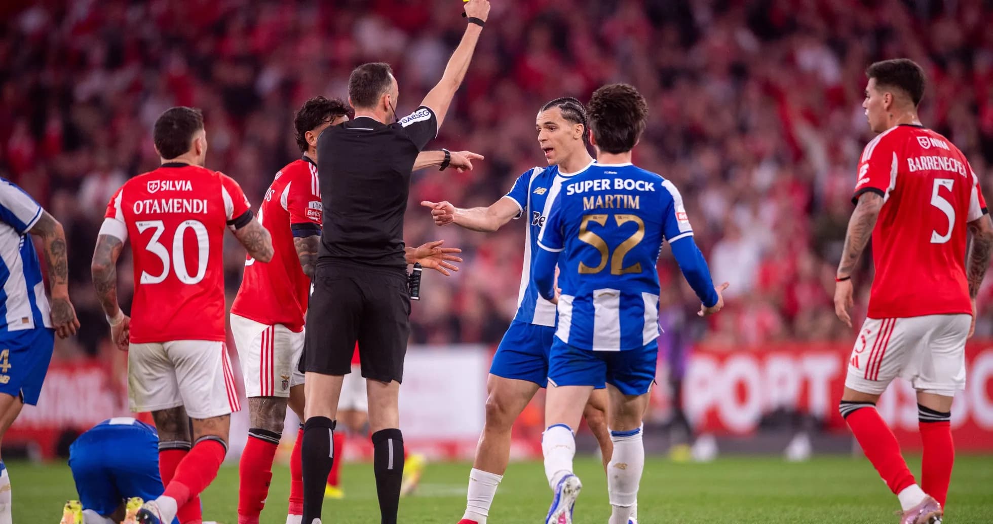 Árbitro mostrando tarjeta amarilla a jugador en partido Árbitro mostrando tarjeta amarilla a jugador en partido