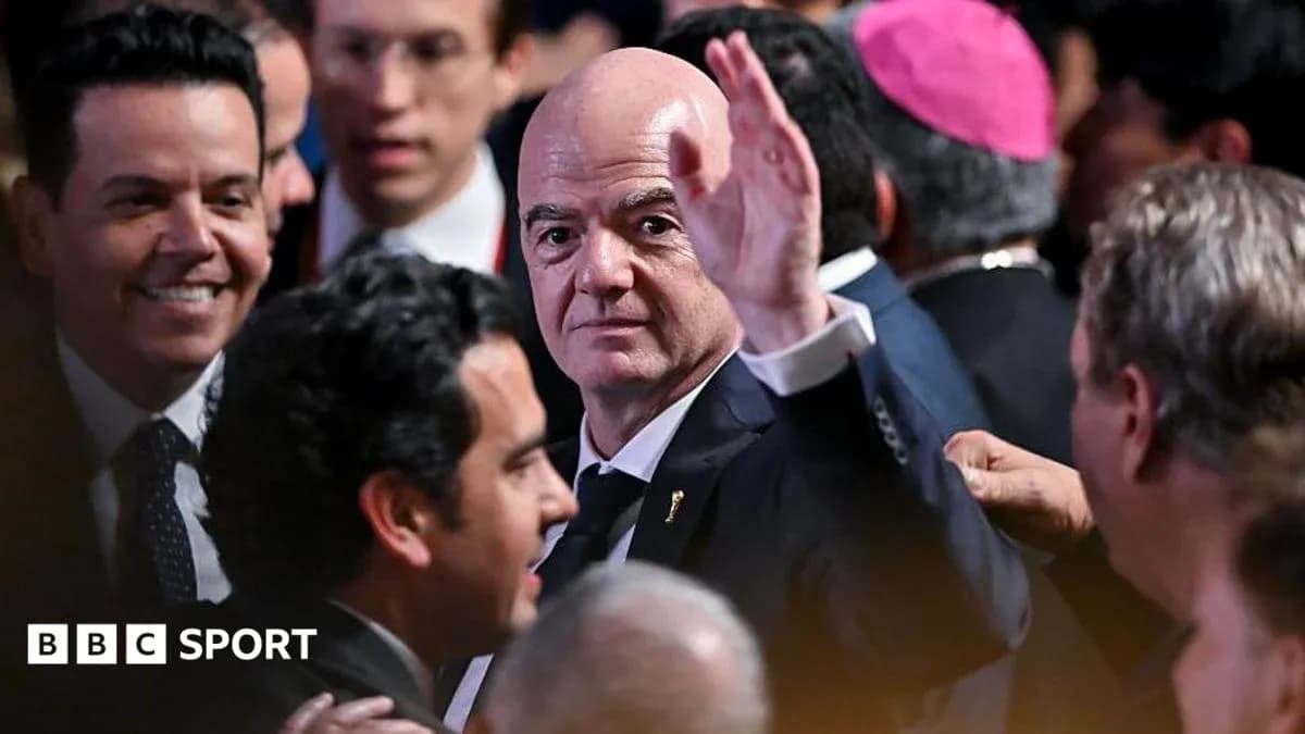 Gianni Infantino saludando en un evento Gianni Infantino saludando en un evento
