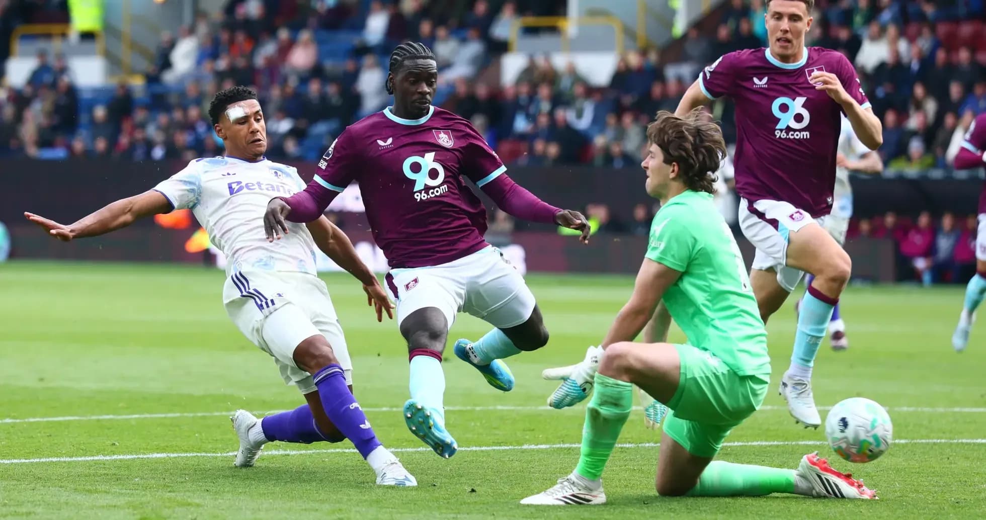 Acción del partido Burnley contra Aston Villa Acción del partido Burnley contra Aston Villa