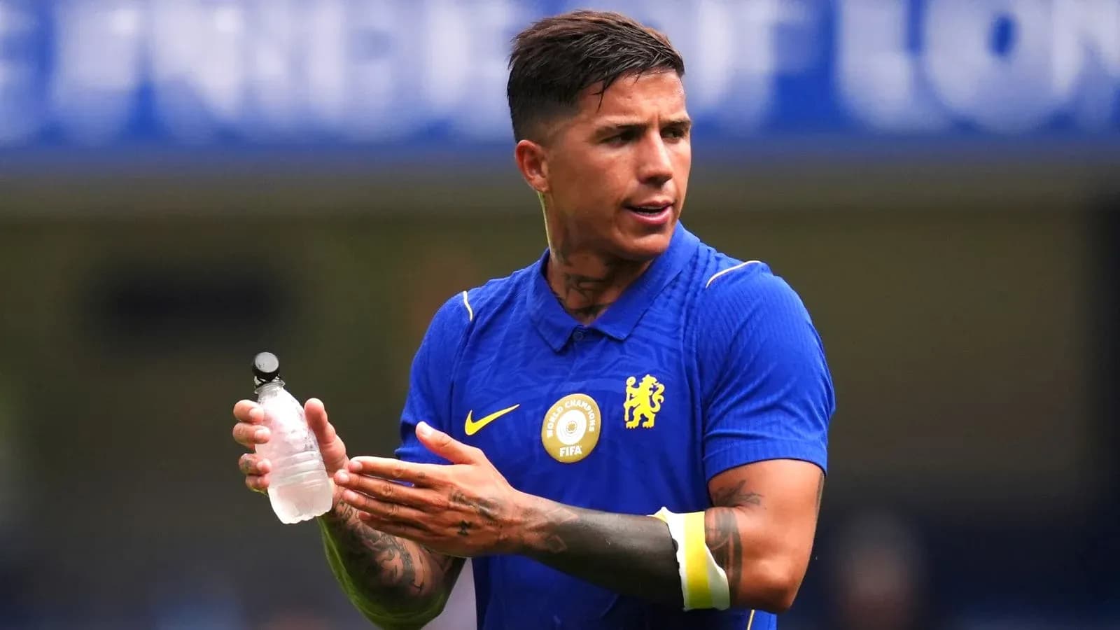 Jugador de Chelsea sosteniendo botella de agua durante partido Jugador de Chelsea sosteniendo botella de agua durante partido