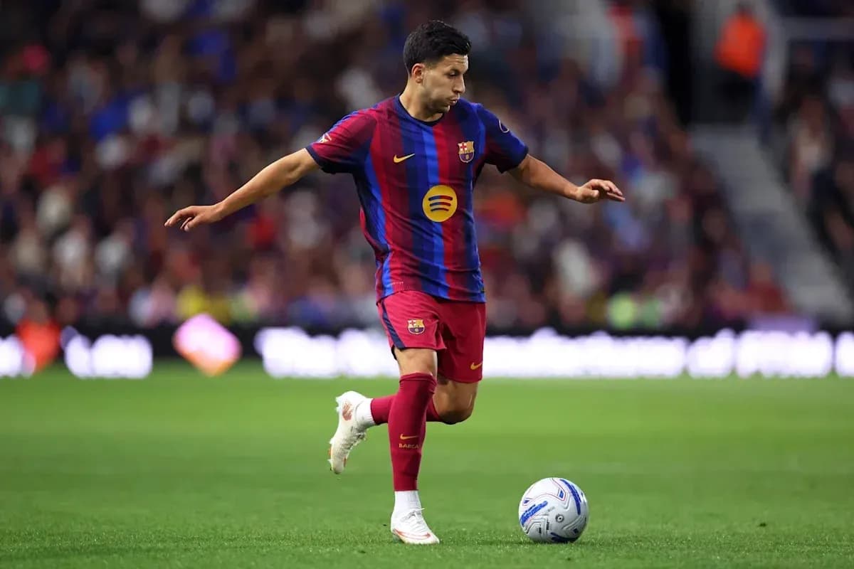 Jugador de Barcelona controlando el balón en el campo Jugador de Barcelona controlando el balón en el campo