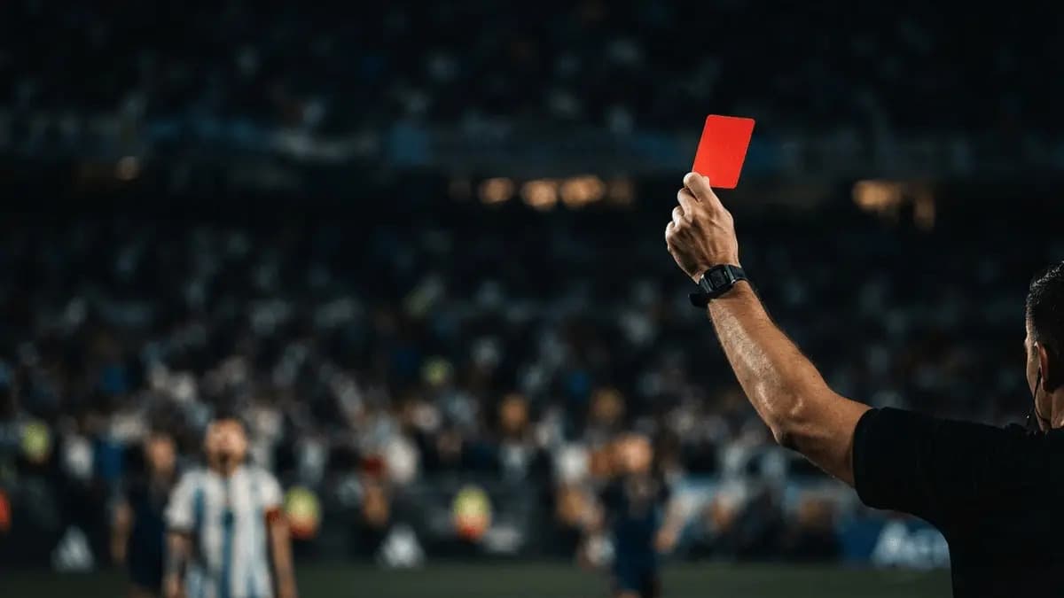 Argentina establece récord con tres expulsiones en una final de Copa del Mundo Argentina establece récord con tres expulsiones en una final de Copa del Mundo