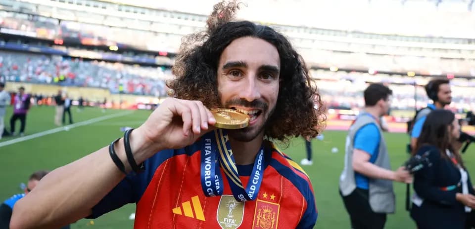 Marc Cucurella cumple su promesa con un tatuaje de Luis de la Fuente tras ganar el Mundial Marc Cucurella cumple su promesa con un tatuaje de Luis de la Fuente tras ganar el Mundial