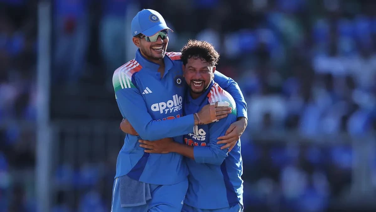 Kuldeep Yadav recibe el premio al Jugador del Partido frente a Virat Kohli en el primer ODI IND vs WI Kuldeep Yadav recibe el premio al Jugador del Partido frente a Virat Kohli en el primer ODI IND vs WI